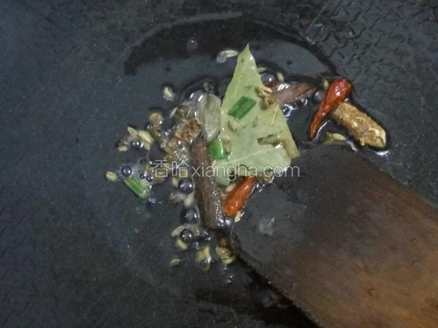 加油，放入卤料爆香