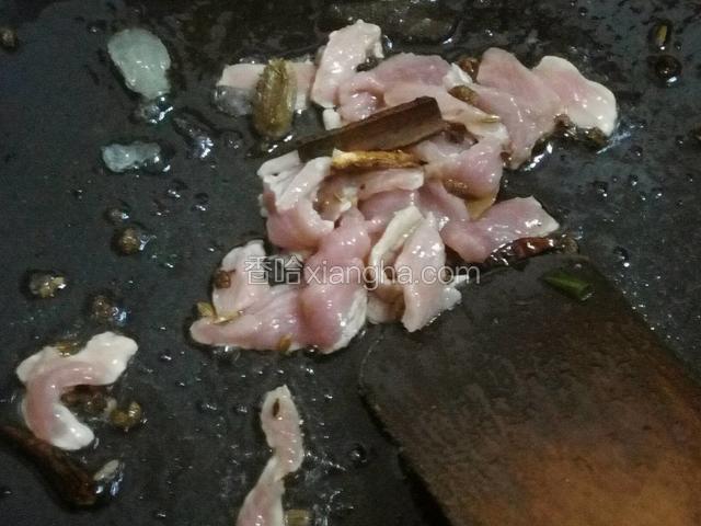 加入肉片翻炒1分钟