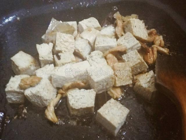 再加入豆腐，生抽翻炒一分钟
