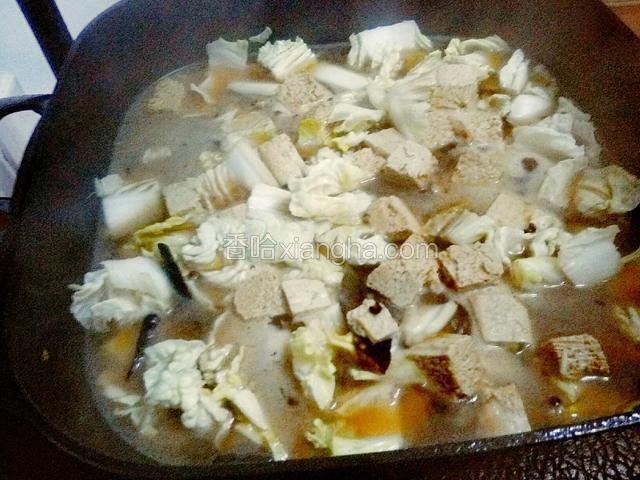 放入白菜，高汤煮开