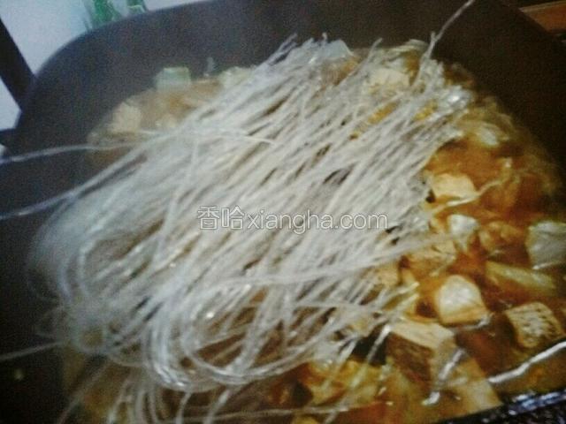 放入粉丝，白糖