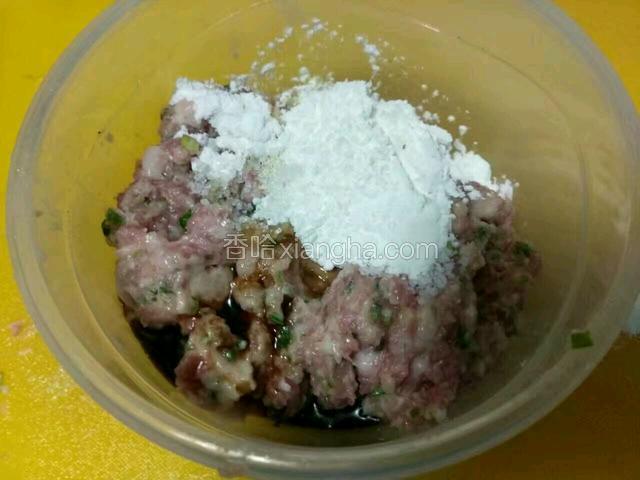 用一个盒子装起来给李锦记天成一味酱油，酱油，一点点盐，生粉，搅拌均匀备用