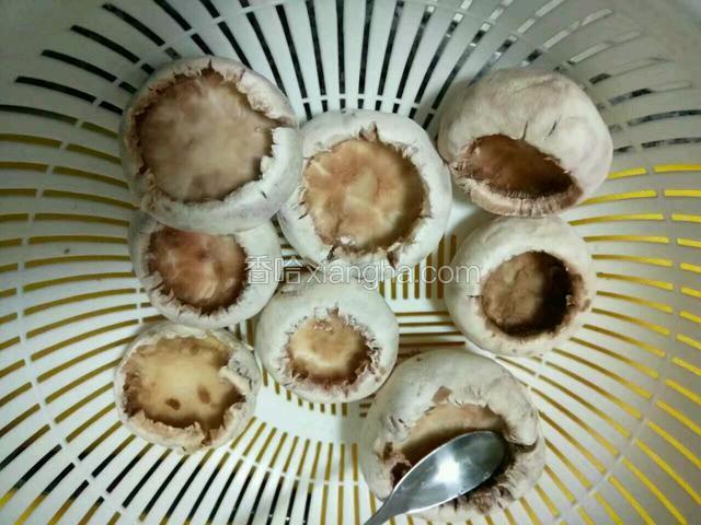 蘑菇去掉蒂刮去内伞（如下图）