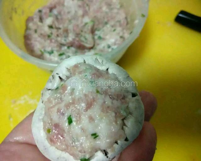 把调好的肉馅塞满蘑菇碗（如下图）