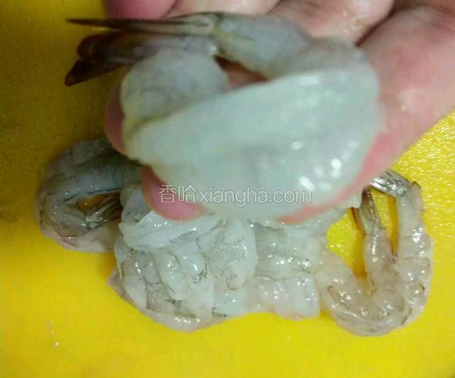 把冷冻好的鲜虾剥去虾头，虾皮，去虾线，留虾尾（如下图）
