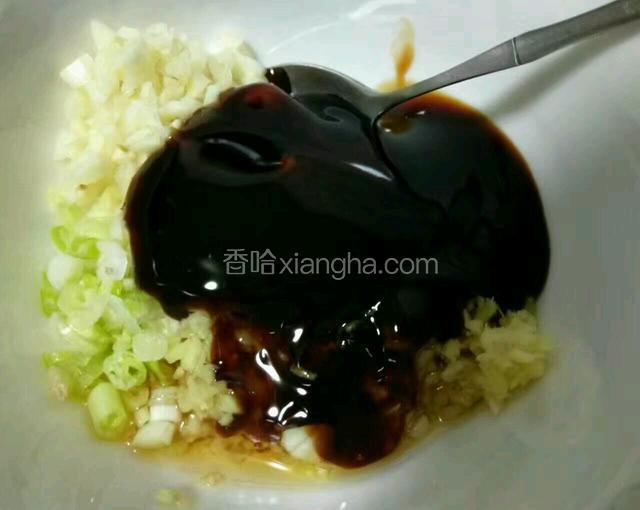 加入芝麻油，李锦记旧庄蚝油，搅拌均匀备用