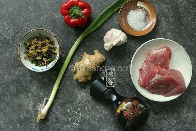 准备好材料，雪菜和瘦肉清洗干净。