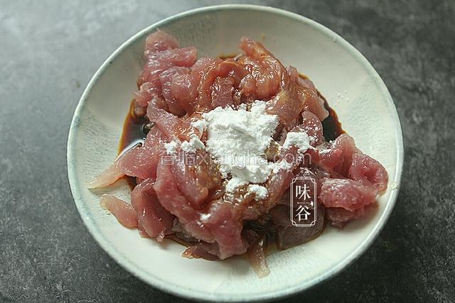 瘦肉切丝，倒入淀粉，酱油抓匀腌制15分钟。
