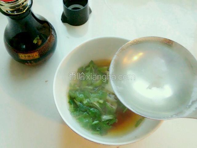 取锅内滚开的汤汁适量倒入味极鲜酱油碗内