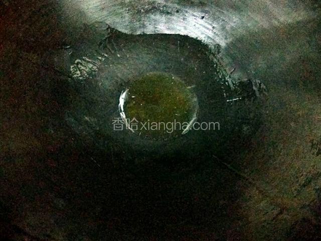 热锅加食用油烧八成热