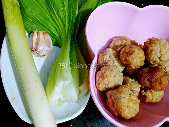 备好食材（肉丸是原来做的冷冻的）