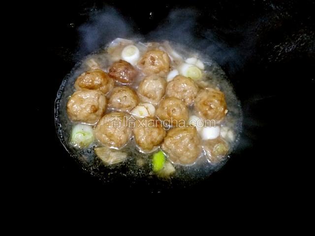 加肉丸一样多的水中火焖三分钟