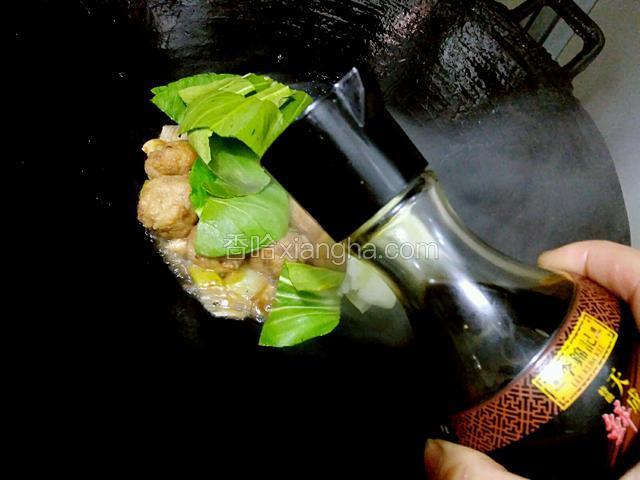 加入李锦记天成一味特级鲜酱油炒匀