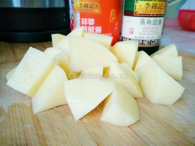 土豆洗净.去皮.切块，再准备李锦记蒜蓉辣椒酱和李锦记蒸鱼豉油。