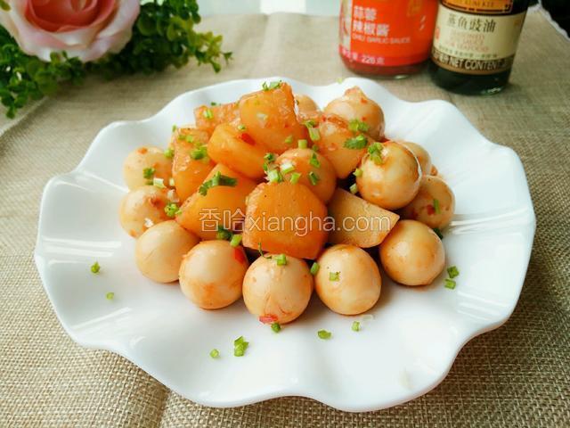 盛入盘里，撒一点香菜末就可以吃了。