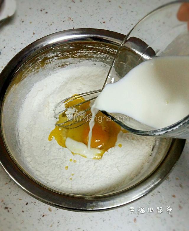 再接着加入鸡蛋和牛奶。