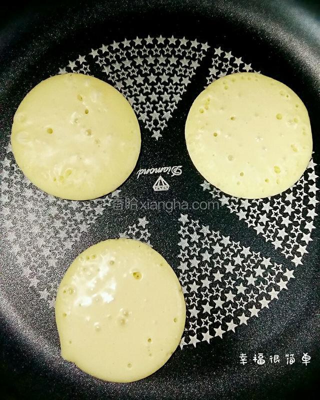 等松饼冒泡时，就可以翻身了。