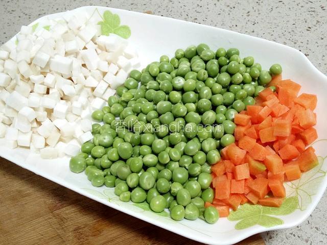 将蔬菜冲洗干净。杏鲍菇切成丁，胡萝卜也切成丁备用。