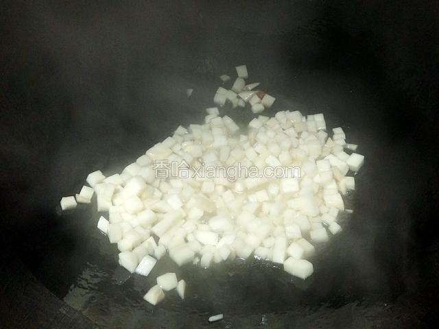 锅里放入适量的油烧至8层热，下入杏鲍菇翻炒断生。