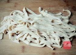 天成一味特级鲜酱油捞面的做法图解2