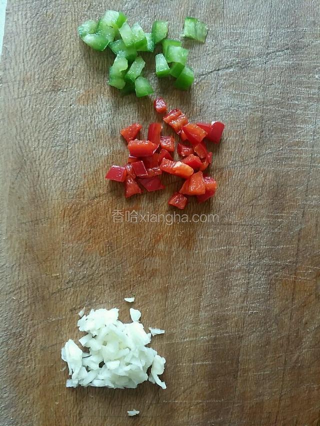 青椒红椒切丁，蒜切末，均匀的撒入黄瓜条上