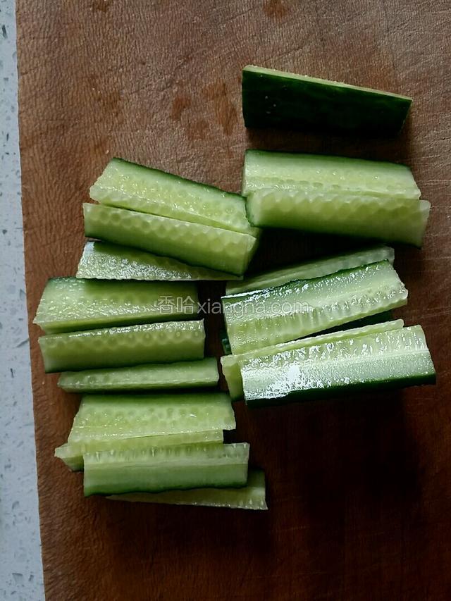 黄瓜切成小条，放入盘中