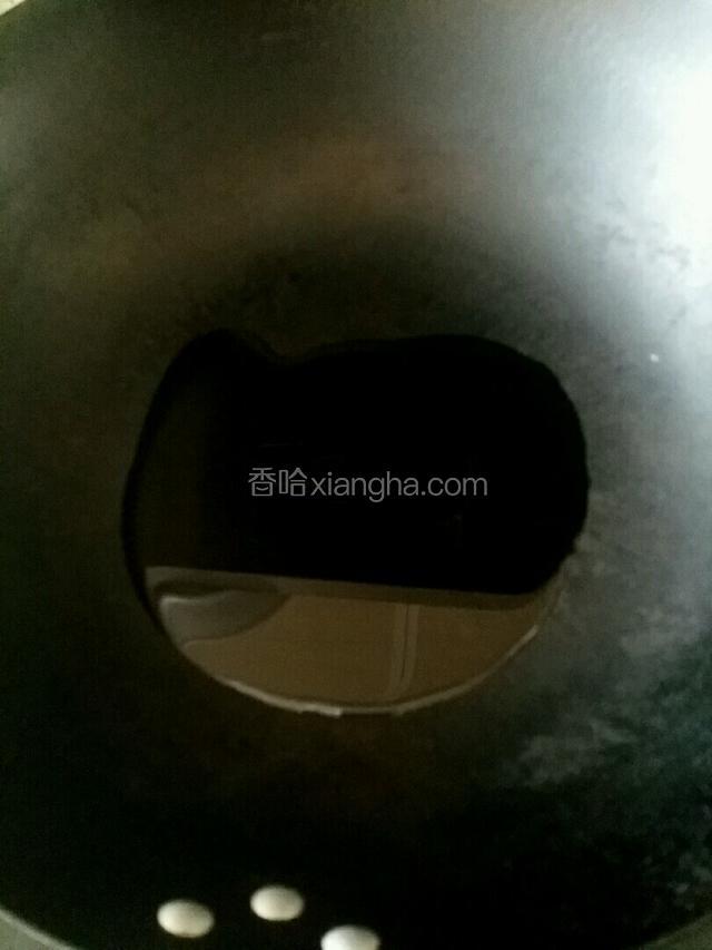 热锅坐油，油烧热直接泼到蒜末上，激出蒜香味儿