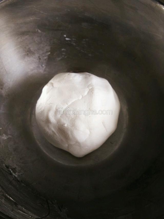 再用手揉成光滑的面团