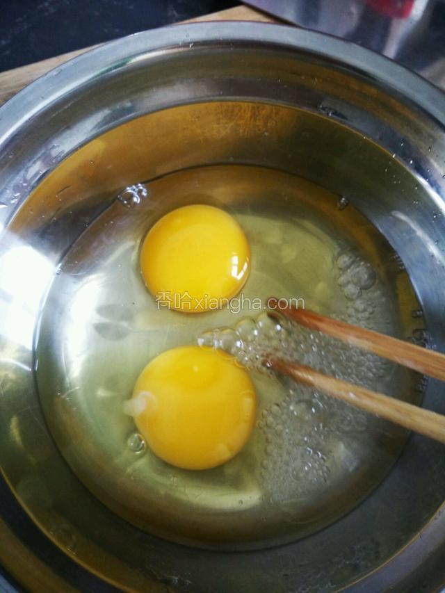 鸡蛋加入少许清水打散