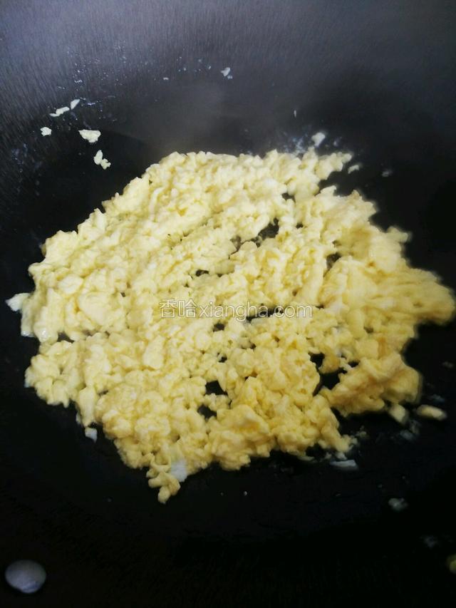 热锅倒入少许油，烧至五成热转中火，倒入蛋液，用筷子迅速划散，盛出晾凉
