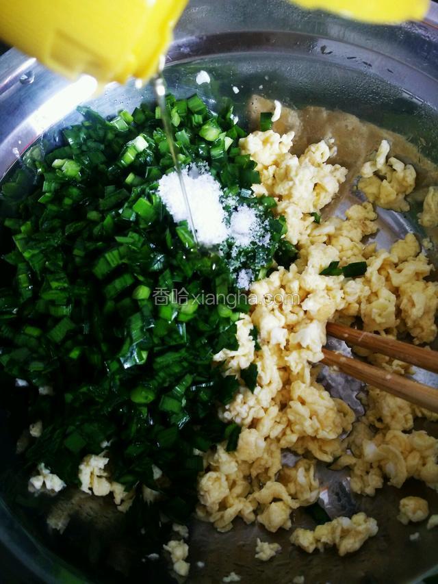 将韭菜混合炒好的鸡蛋，加入盐，花椒油，芝麻油拌匀