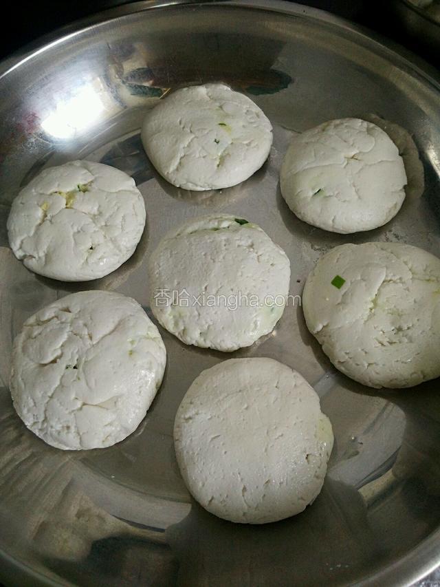 再轻轻压扁，规整成型，动作一定要轻柔，糯米粉没有弹性