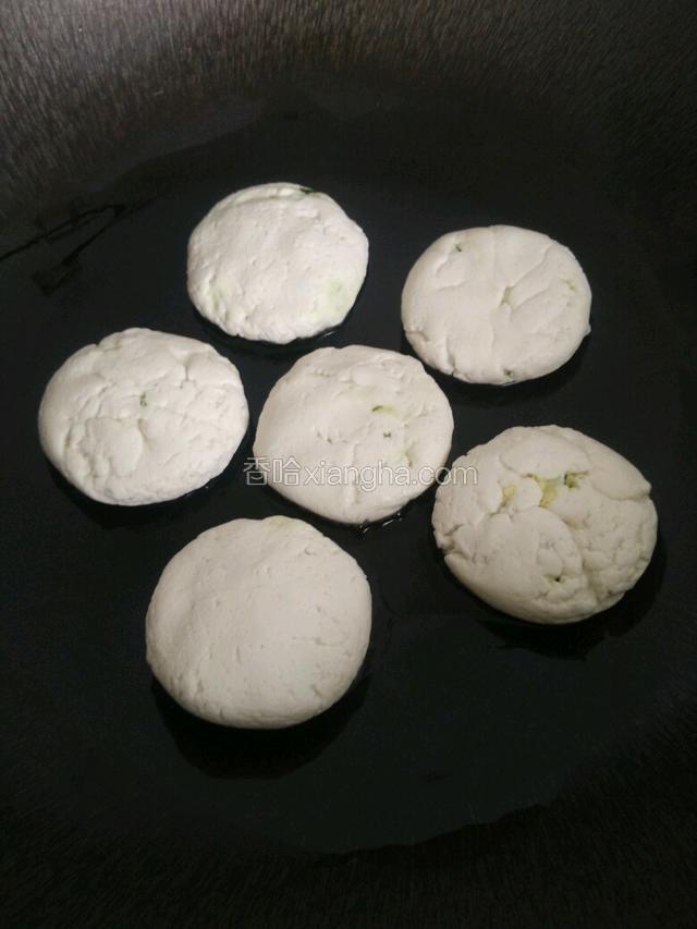 热锅刷一层油，烧至三成热转小火，摆上做好的饼