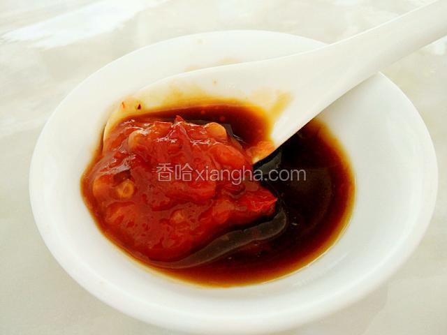 调一碗汁：李锦记蒜蓉辣酱和蒸鱼豉油混合搅拌均匀