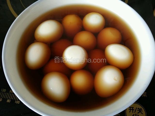然后倒入大碗中，泡制3小时左右入味就可以吃了，也可以连同汤汁一起放进保鲜盒冷藏保存，更入味