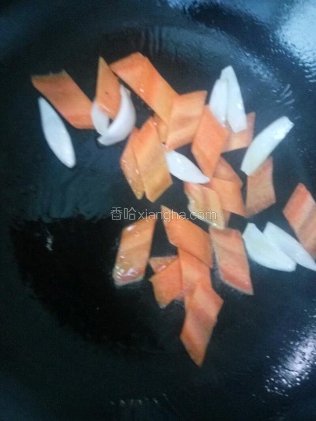 新添加胡萝卜爆炒至变色。