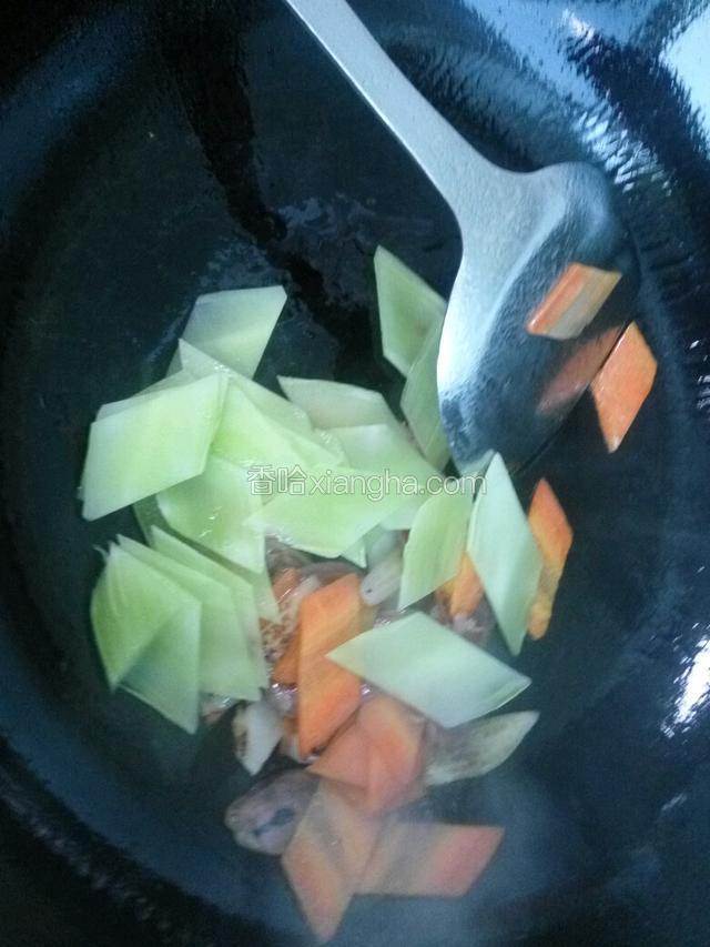 加莴苣，视情况可以淋入少许水。