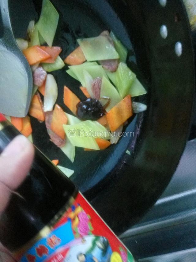 倒入李锦记蚝油。
