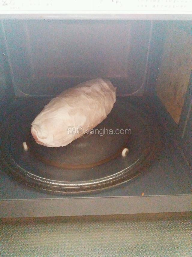 大个红薯洗净 用湿的棉纸包裹  放微波炉加热15分钟