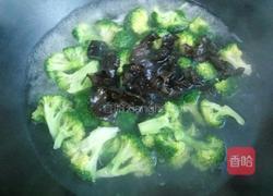 凉拌西兰花黑木耳的做法图解6