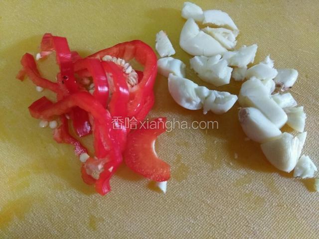 蒜头，红椒丝备料