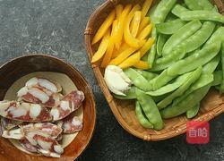 荷兰豆炒腊肠的做法图解2