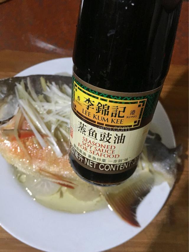 最后淋上李锦记蒸鱼豉油