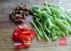 芹菜炒核桃仁的做法图解2