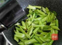 芹菜炒核桃仁的做法图解4