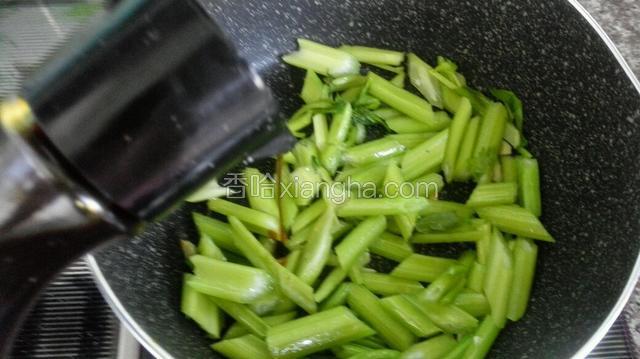 热锅凉油爆香蒜末，放入芹菜翻炒片刻倒入李锦记天成一味鲜！