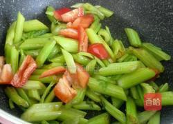 芹菜炒核桃仁的做法图解5