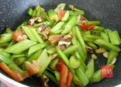 芹菜炒核桃仁的做法图解6