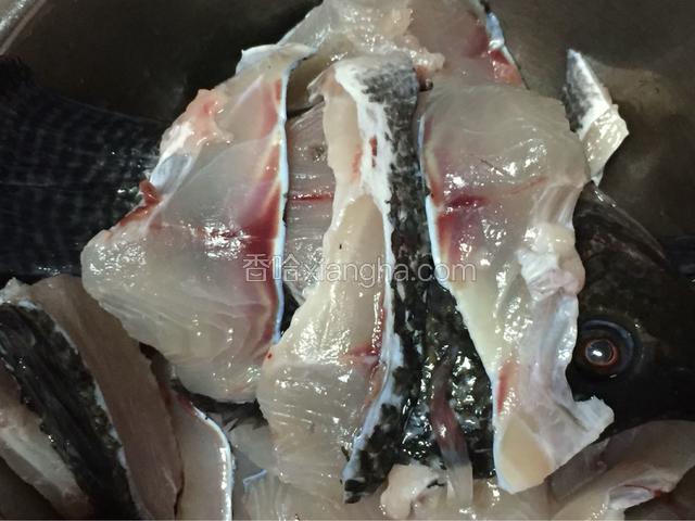 准备好一条鱼，两边的肉片下来，骨头砍小段，肉切片