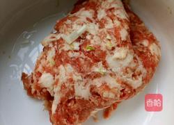 猪肉韭菜蘑菇水饺的做法图解3